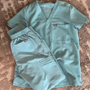 Figs Seaglass set including Catarina 1 pocket top and Yola skinny pants, size XS